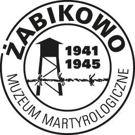 Czarne, okrągłe logo Muzeum Martyrologii w Żabikowie przedstawiające wieżę strażniczą, drut kolczasty i lata 1941–1945. Wokół granicy widnieje napis w języku polskim: Żabikowo Muzeum Martyrologiczne.