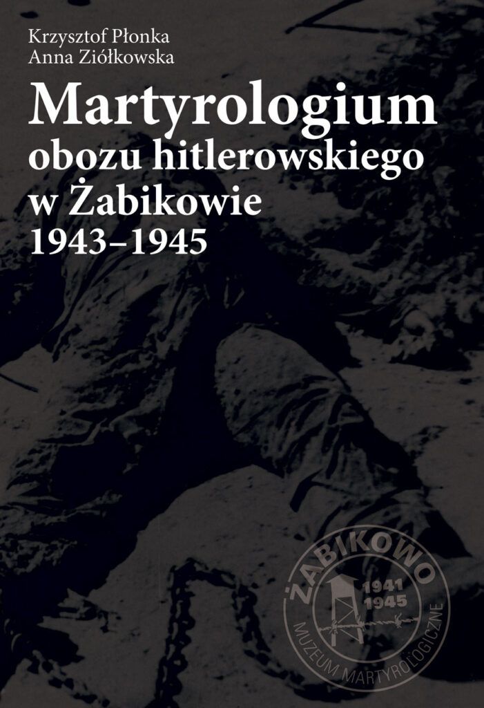 Okładka książki zatytułowana Martyrologium obozu karno-śledczego w Żabikowie II wydanie Krzysztofa Płonki i Anny Ziółkowskiej, nałożona na czarno-białe zdjęcie osoby leżącej na ziemi.