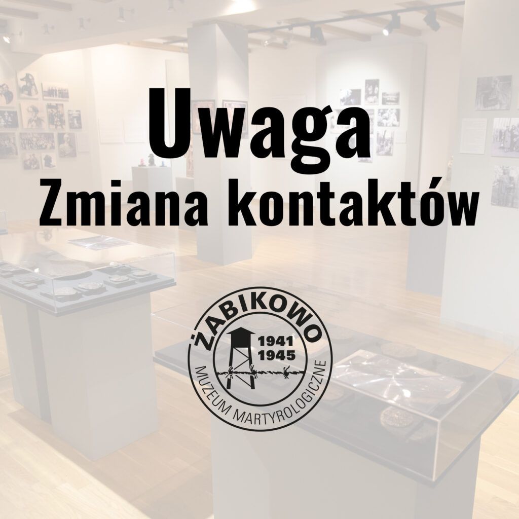 Na wyblakłym zdjęciu wystawy muzealnej widnieje tekst: „Uwaga zmiana kontaktów”. Poniżej znajduje się logo Muzeum Martyrologii w Żabikowie z napisem „1941–1945”, umieszczone na tle gablot i historycznych zdjęć.
