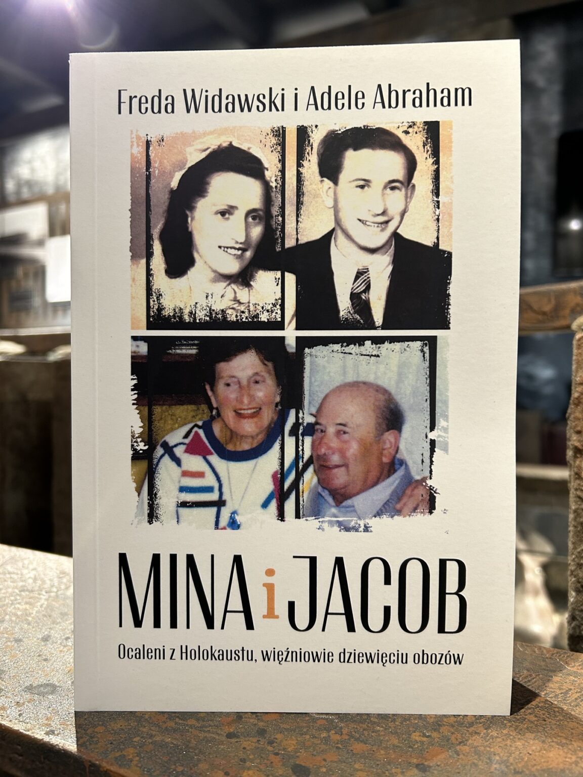 Na okładce Mina i Jacob autorstwa Fredy Widawski i Adele Abraham znajdują się cztery zdjęcia: młoda kobieta, młody mężczyzna i ta sama para w podeszłym wieku. Podtytuł jest po polsku, podkreślając dziedzictwo autorów przed spotkaniem autor.