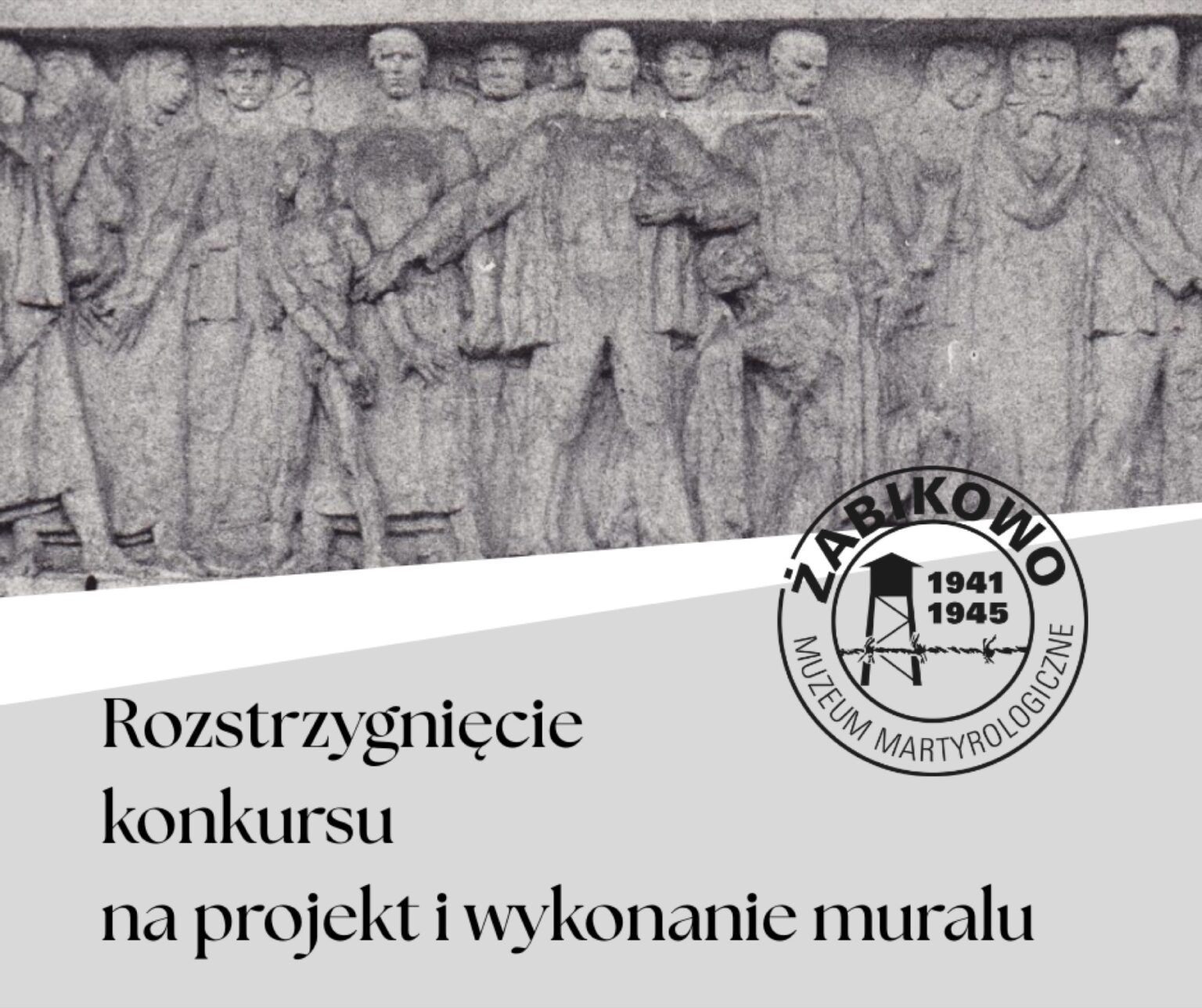 Czarno-białe zdjęcie kamiennej płaskorzeźby przedstawiającej grupę ludzi stojących blisko siebie, z polskim tekstem o wynikach konkursu na mural i logo muzeum w Żabikowie.