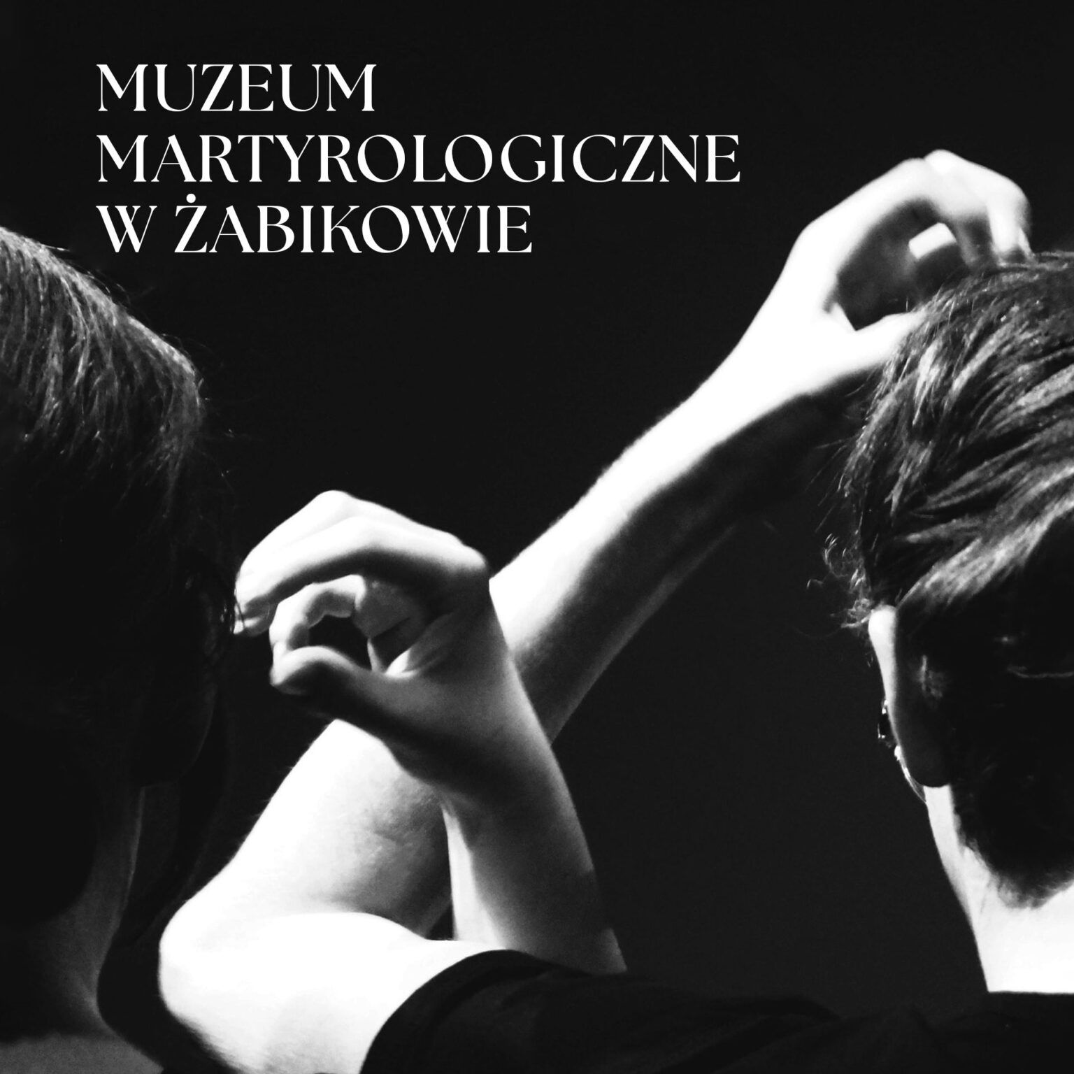 Dwie osoby z krótkimi włosami są pokazane od tyłu, podnosząc ręce. Czarno-biały obraz zawiera polski tekst w lewym górnym rogu: Muzeum Martyrologiczne w Żabikowie-oferta edukacyjna 2025/2026.