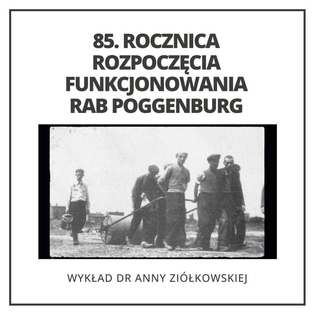 Czarno-białe historyczne zdjęcie pięciu osób, w tym kobiety z szalikiem, pozujących w plenerze. Polski tekst powyżej upamiętnia 85. rocznicę rozpoczęcia funkcjonowania RAB Poggenburg.