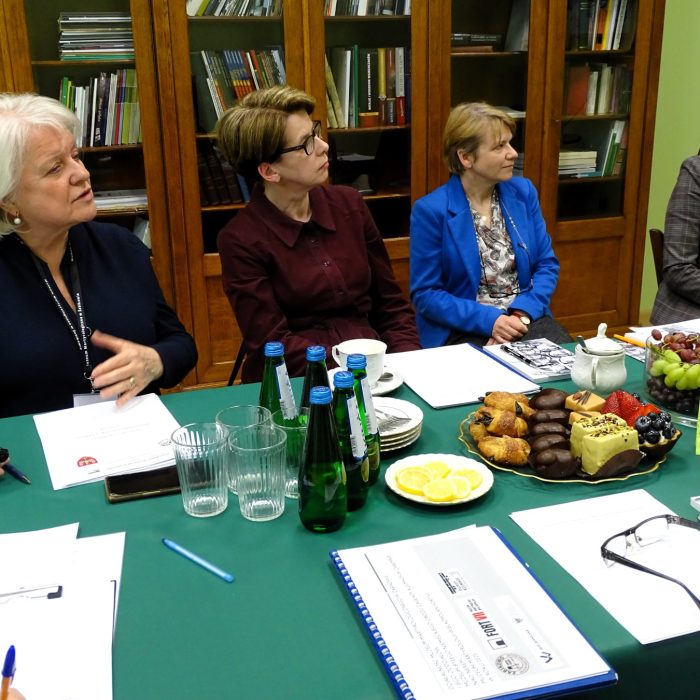 Czterech członków Rady Muzeum spotyka się przy stole w sali muzealnej z książkami, podczas posiedzenia w Muzeum w Żabikowie.