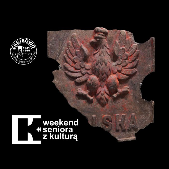 Zniszczony metalowy emblemat z orłem polskim oraz napisem „LSKA” u dołu, z pieczęcią upamiętniającą obóz w Żabikowie. Całość na czarnym tle, z napisem „Weekend Seniora z Kulturą”, nawiązującym do Muzeum Martyrologicznego w Żabikowie – miejsca pamięci po dawnym niemieckim obozie.